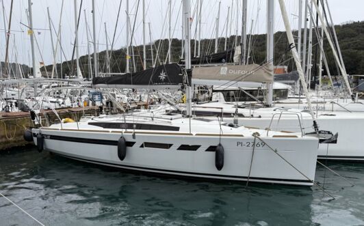 Steuerbord Aussenaufnahme der Sun Odyssey 349 „Ana“ in Pula in Kroatien