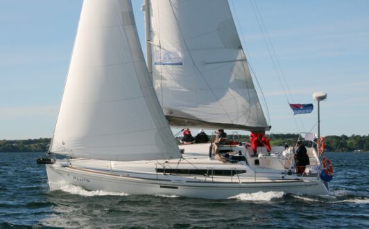 Backbord Aussenaufnahme der Sun Odyssey 379 Pluto in Flensburg