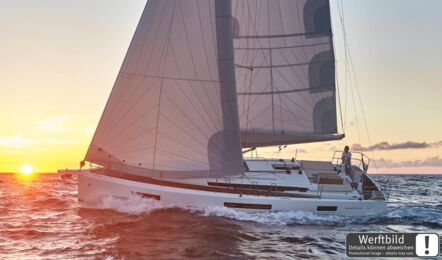 Backbordansicht einer Sun Odyssey 440 während der Fahrt unter Segeln auf offenem Meer (Werftbild) – Yachtcharter Kroatien