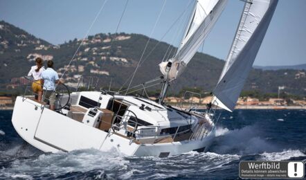 Heckansicht einer Sun Odyssey 440 während der Fahrt unter Segeln vor der Küste (Werftbild) – Yachtcharter Kroatien