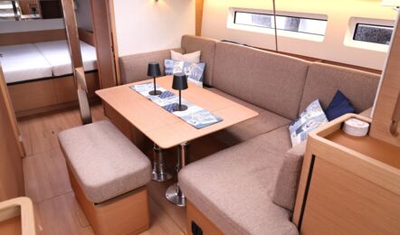 Absenkbarer Salontisch der Segelyacht Sun Odyssey 440 „Cassiopeia“ – Umbau zur Doppelkoje im Salon durch Absenken des Tischen ist möglich – Yachtcharter Ostsee