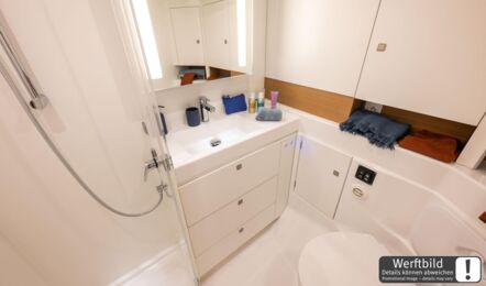 Nasszelle im Vorschiff einer Sun Odyssey 455 mit WC, Spüle und separatem Duschbereich der Layoutversion mit zwei Nasszellen (Werftbild) – Yachtcharter Kroatien
