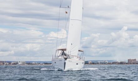 Bug Aussenaufnahme der Sun Odyssey 510 „Alea“ in Can Pastilla auf Mallorca