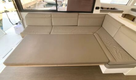 Sitzecke mit Tisch als Doppelkoje des Katamarans Bali 4.3 Carpe Ventum in Rogoznica in Kroatien