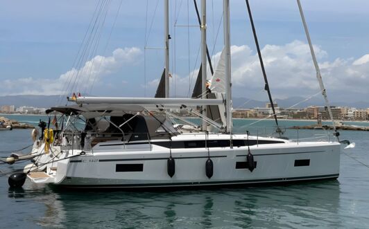 Steuerbord Aussenaufnahme der Bavaria C42 „Blue Eyes“ in Palma auf Mallorca