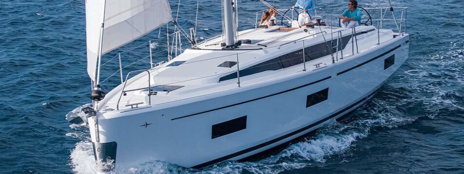 Bug Backbord Aussenaufnahme einer Bavaria C42 in Palma auf Mallorca