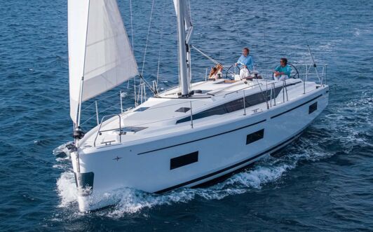 Bug Backbord Aussenaufnahme einer Bavaria C42 in Palma auf Mallorca