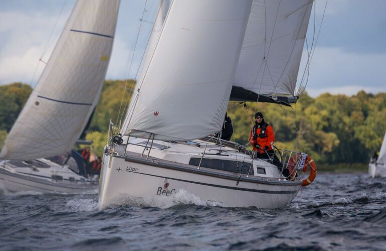 Backbord Bugansicht der Bavaria Cruiser 34 „Loop“ in Flensburg
