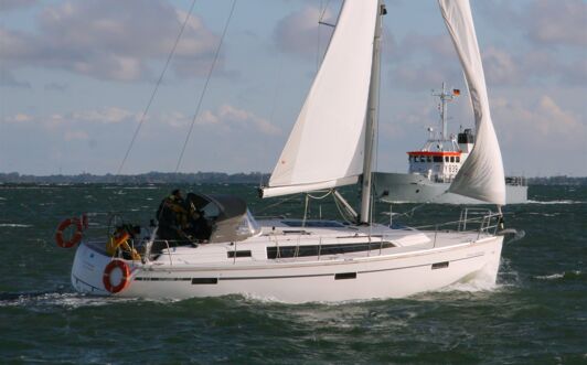 Steuerbord Aussenaufnahme der Bavaria cruiser 37 „Finnyocean“ in Heiligenhafen
