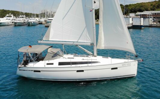 Steuerbord Aussenaufnahme der Bavaria Cruiser 37 „Bibi” in Pula in Kroatien