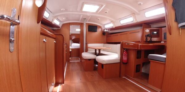 Salon mit Pantry der Beneteau Cyc 43.3 Fame in Rogoznica in Kroatien Salon mit Pantry der Beneteau Cyc 43.3 Fame in Rogoznica in Kroatien