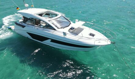 Steuerbord Aussenaufnahme der Beneteau GT 45 Pandora in Can Pastilla auf Mallorca