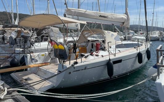 Steuerbord Aussenaufnahme der Dehler 38 SQ „Aurélie“ in Punat in Kroatien