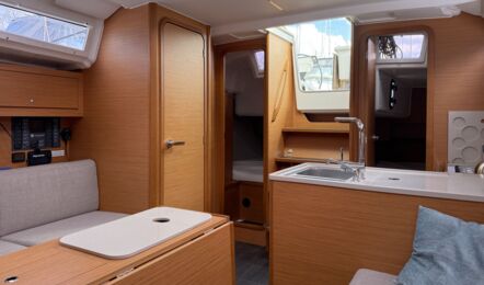 Salon der Segelyacht Dufour 37 „Chiquitita“ mit offener Pantry, Blick zur Achterkabine auf der Steuerbordseite und zur Nasszelle – Yachtcharter Ostsee