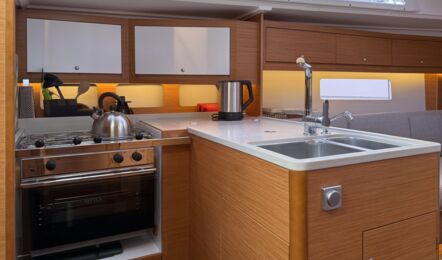 Pantry der Segelyacht Dufour 37 „Chiquitita“ mit Herd und Spüle (Werftbild) – Yachtcharter Ostsee