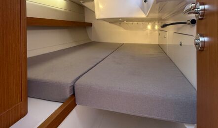 Achterkabine der Segelyacht First 36 „Mango“ mit breiter Doppelkoje unter dem Cockpit – Yachtcharter Ostsee