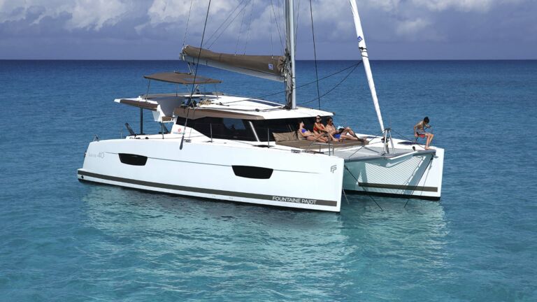 Bug Backbord Aussenaufnahme eines Lucia 40 Katamarans von Fountaine Pajot Bug Backbord Aussenaufnahme eines Lucia 40 Katamarans von Fountaine Pajot