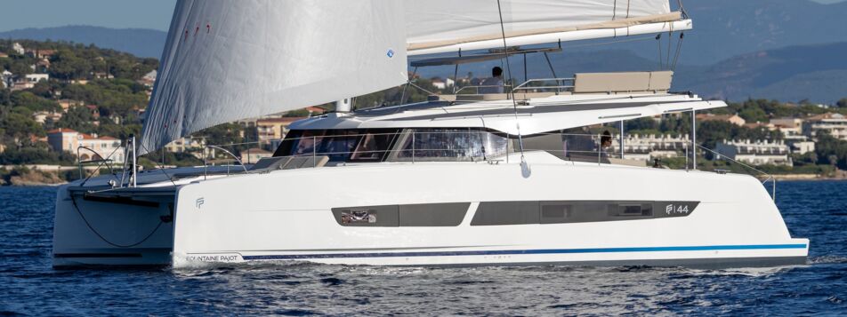 Backbordansicht einer FP 44 unter Segeln vor der Küste mit Flybridge (Werftbild) – Yachtcharter Kroatien