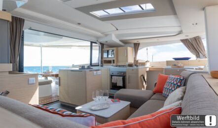 Salon eines FP 44 Katamarans mit Pantry und offener Verbindung zum Cockpit, Meerblick (Werftbild) – Yachtcharter Mallorca