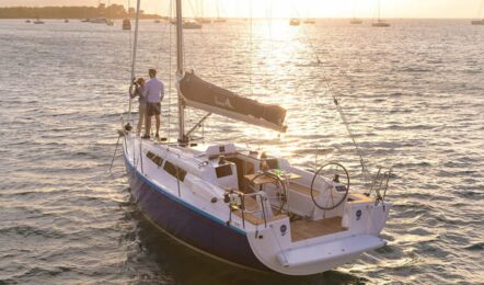 Steuerbord Heckaufnahme unter Anker mit Sonnenuntergang einer Hanse 315 in Greifswald