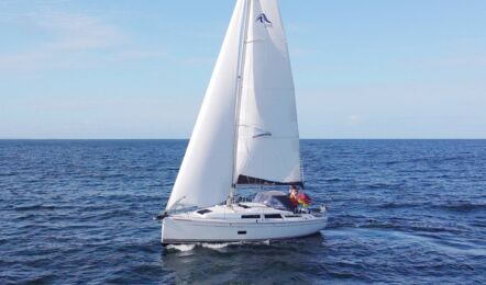Die Segelyacht Hanse 348 „Auszeit“ segelt mit gesetztem Großsegel und Genua über die Ostsee – Yachtcharter Flensburg