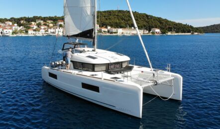 Steuerbord Bugaufnahme des Katamarans Lagoon 40 Sunset in Pula in Kroatien