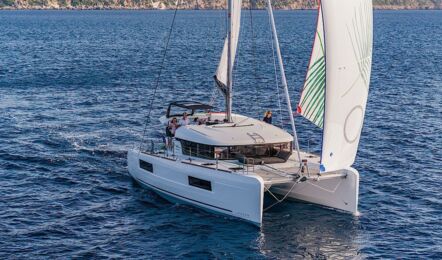 Steuerbord Bugansicht unter Segeln eines Katamarans Lagoon 40 auf Mallorca in Can Pastilla