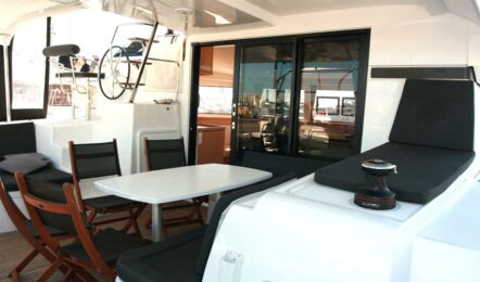 Sitzecke mit Tisch im Cockpit für 9 Personen eines Katamarans Lagoon 42 auf Mallorca in Can Pastilla