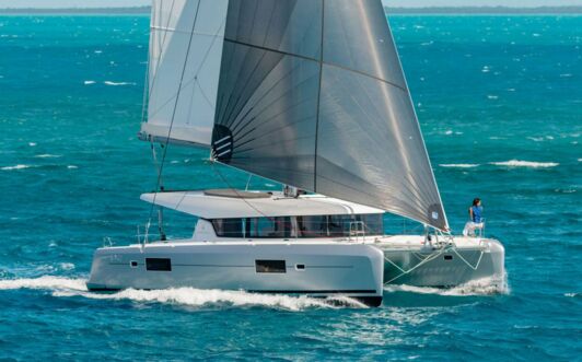Steuerbord Aussenaufnahme eines Katamarans Lagoon 42 auf Mallorca in Can Pastilla