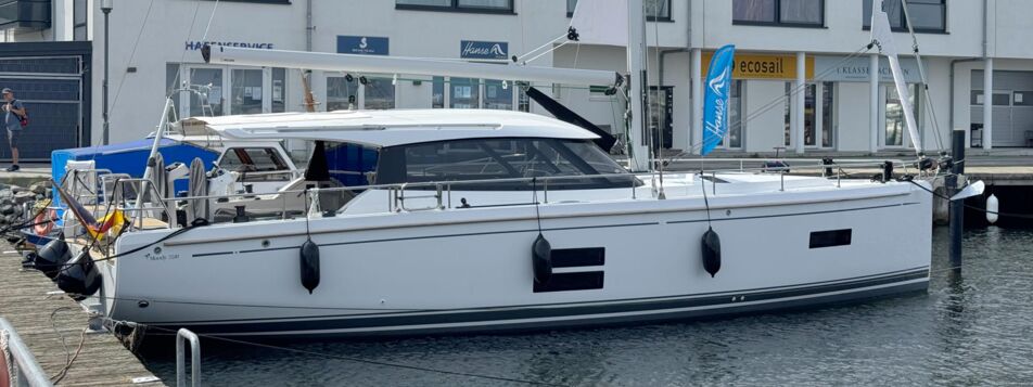 Seitenansicht der Decksalon-Segelyacht Moody DS41 „Orla“ mit Hardtop am Liegeplatz in Heiligenhafen – Yachtcharter Ostsee