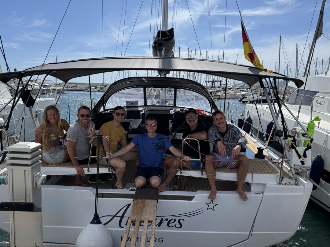 Crew der neuen Hanse 460 „Antares“ im Cockpit nach der Ankunft im Hafen Can Pastilla – Yachtcharter Mallorca