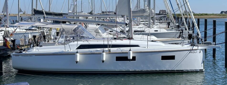 Längsseite der Segelyacht Oceanis 34.1.2 „Holi“ am Steg in Flensburg an der Ostsee – Yachtcharter Ostsee