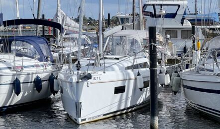 Frontale Bugansicht der Segelyacht Oceanis 34.1 „Fiete“ zwischen Nachbaryachten im Hafen Heiligenhafen – Yachtcharter Ostsee