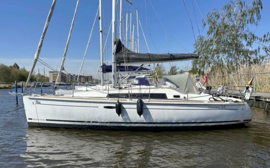 Backbord Aussenaufnahme der Oceanis 34.2 "Alice" in Greifswald