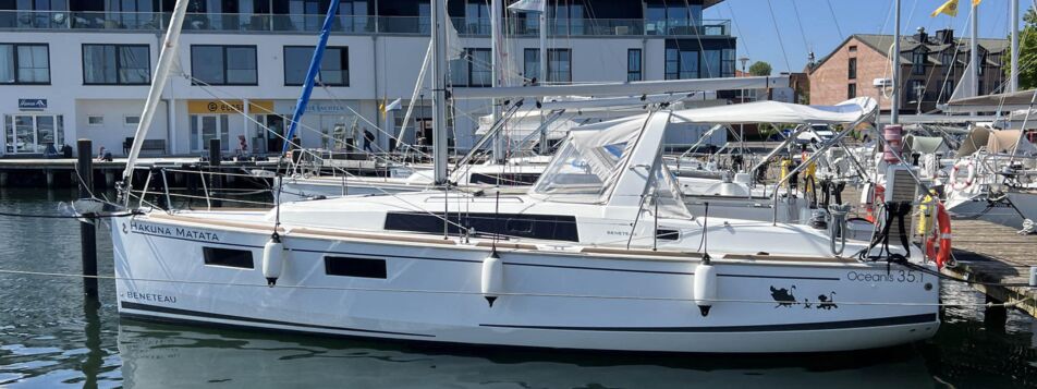 Seitenansicht der Segelyacht Oceanis 35.1.2 „Hakuna Matata" mit Bimini am Steg in Heiligenhafen – Yachtcharter Ostsee