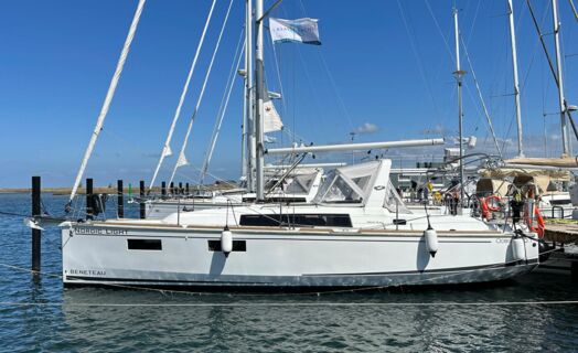 Backbord Aussenaufnahme der Oceanis 35.1.2 „Nordic Light“ in Heiligenhafen