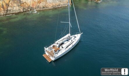 Heckbereich mit Badeplattform einer Oceanis 37.1 vor Anker vor Klippen (Werftbild) – Yachtcharter Ostsee