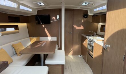 Oceanis-37-1-innenaufnahme-01