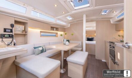 Heller Salon einer Oceanis 37.1 mit hellem Holzausbau, offener Pantry und großem Salontisch (Werftbild) – Yachtcharter Ostsee
