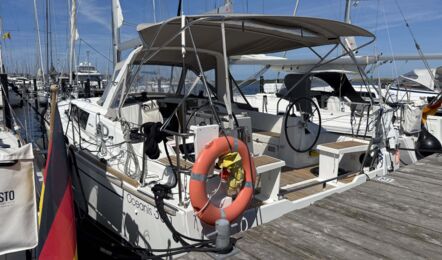Blick ins Cockpit der Segelyacht Oceanis 38.1 „Nature“ vom Heck auf der Backbordseite mit zwei Steuerständen und Bimini am Steg in Heiligenhafen – Yachtcharter Ostsee
