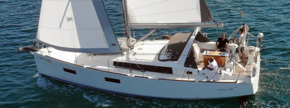 Luftaufnahme der Segelyacht Oceanis 38 „Olli" unter vollen Segeln auf offener See vor Pula – Yachtcharter Kroatien