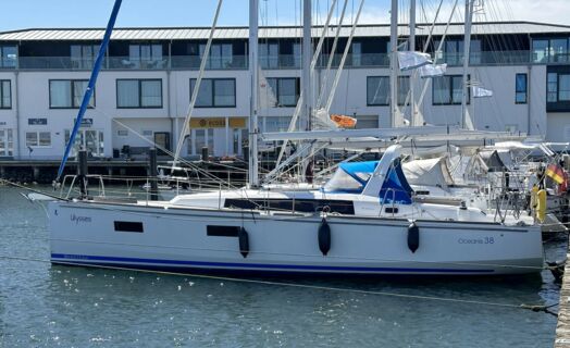 Steuerbord Aussenaufnahme der Oceanis 38 "Ulysses" in Heiligenhafen