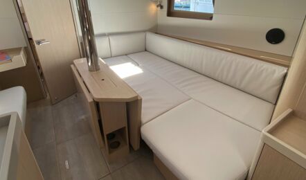 Salon als Doppelkoje der Oceanis 41.1 Frankfurt in Rogoznica in Kroatien