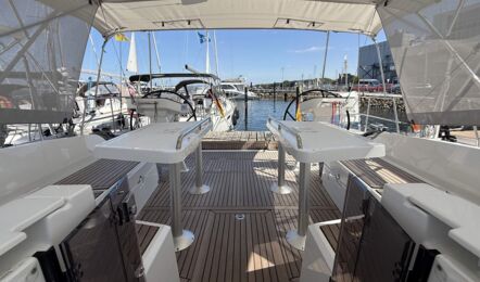 Blick vom Niedergang nach achtern durch das Cockpit der Segelyacht Oceanis 47 „Große Freiheit“ mit Bimini, Seitenschutz, Teakboden und Steg in Heiligenhafen – Yachtcharter Ostsee
