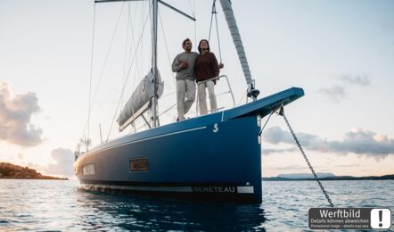 Bug einer Oceanis 47 vor Anker in einer Bucht mit einem Paar im Bugbereich (Werftbild) – Yachtcharter Kroatien