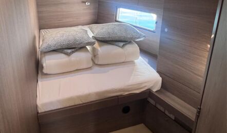 Doppelkabine mit Rumpffenster und Stauraum einer Oceanis 52 – Yachtcharter Biograd, Kroatien