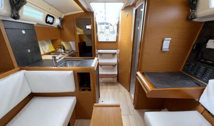 Salon Innenaufnahme der Sun Odyssey 349.2 Insula Solis in Heiligenhafen