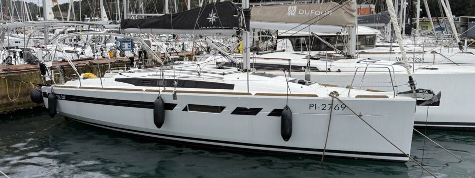 Steuerbord Aussenaufnahme der Sun Odyssey 349 „Ana“ in Pula in Kroatien