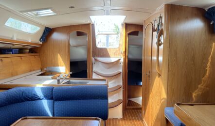 Salon Innenaufnahme der Sun Odyssey 40 "Moulin Rouge" in Barth