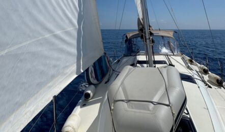 Vorschiff der Segelyacht Sun Odyssey 440 „Carlotta“ unter Segeln mit Genua und Beiboot an Deck – Yachtcharter Mallorca